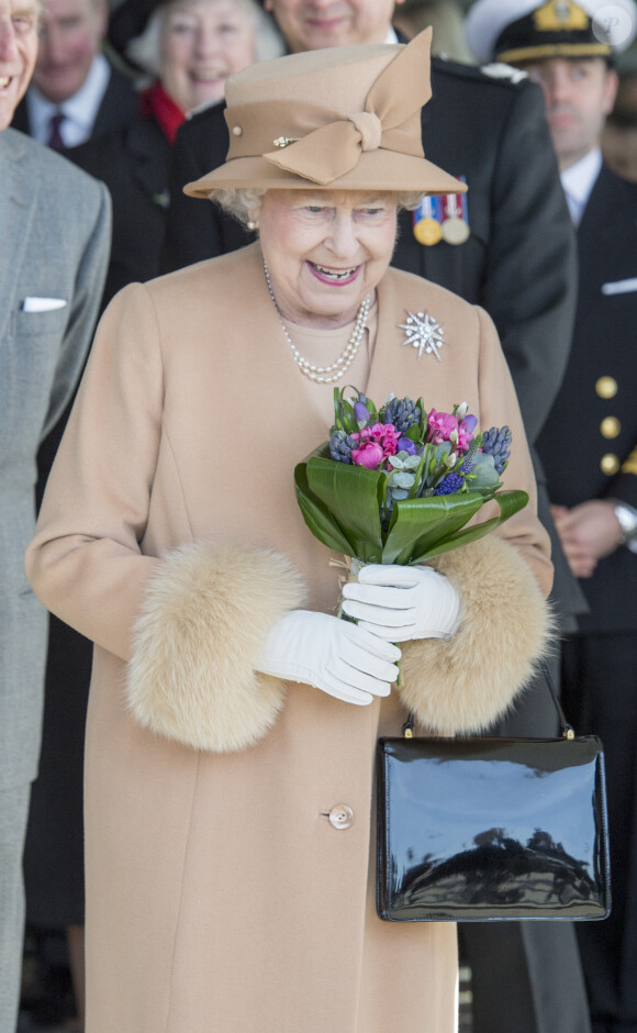 La reine Elisabeth II d'Angleterre lors de l'inauguration la nouvelle caserne de pompiers South Lynn à King's Lynn, le 2 février 2015. 