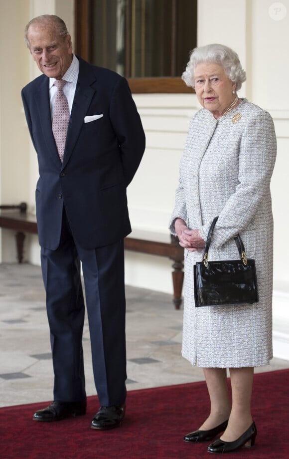 Avant de monter sur le trône d'Angleterre, Elizabeth II a vécu 3 ans à Malte avec le prince Philip
La reine Elisabeth II d'Angleterre et le prince Philip, duc d'Edimbourg, saluent le président de la république de Singapour Tony Tan Keng Yam et sa femme sur le perron du palais de Buckingham à Londres.