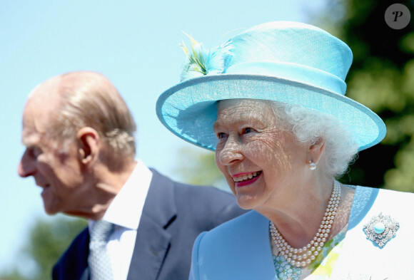 La reine Elisabeth II d'Angleterre et le prince Philip, duc d'Edimbourg visitent la Chatsworth House à Chatsworth dans le comté de Derbyshire, le 10 juillet 2014 
