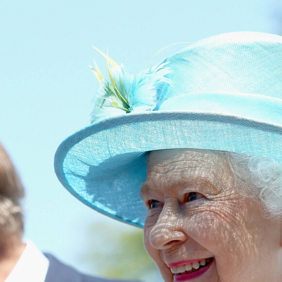 La reine Elisabeth II d'Angleterre et le prince Philip, duc d'Edimbourg visitent la Chatsworth House à Chatsworth dans le comté de Derbyshire, le 10 juillet 2014 
