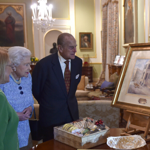 Une maison de 6 chambres, 6 salles de bain, un grand salon, des écuries, deux garages...
La reine Elisabeth II d'Angleterre et le prince Philip, duc d'Edimbourg sont reçus par la présidente de Malte Marie Louise Coleiro et son mari Edgar Preca au palais San Anton à Attard, le 26 novembre 2015, lors de leur voyage officiel de trois jours à Malte pour le sommet du Commonwealth. 
