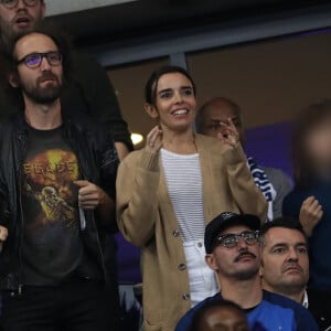 Elodie Bouchez, son mari Thomas Bangalter (groupe Daft Punk), leur fils Roxan et Arnaud Ducret dans les tribunes du stade de France lors du match de ligue des nations opposant la France à l'Allemagne à Saint-Denis, Seine Saint-Denis, France, le 16 octobre 2018. La France a gagné 2-1.