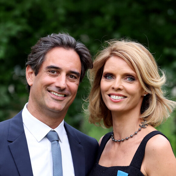Rappelant que les enfants et toute la famille étaient en sécurité.
Exclusif - Sylvie Tellier et son mari Laurent Schenten - La présidente de l'association "Les Bonnes Fées", l'ancienne directrice générale d'un concours national de beauté et Miss France 2022, Sylvie Tellier décorée des l'insignes de chevalier de l'ordre national du Mérite par la secrétaire d'Etat, chargée de l'Économie sociale et solidaire et de la Vie associative dans les jardins de l'hôtel Matignon à Paris, France, le 26 juin 2023. C'est son investissement dans le milieu associatif qui vaut à l'ancienne directrice de miss France, cette distinction. Sylvie Tellier est co-fondatrice, avec plusieurs anciennes miss France, de l'association Les Bonnes fées, qui a pour objectif d'améliorer les conditions de vie des femmes à travers le financement de projets comme la création d'un lieu de détente dans les centres de cancérologie des hôpitaux ou des ateliers socio-esthétiques pour des femmes atteintes d'un cancer. © Dominique Jacovides/Bestimage