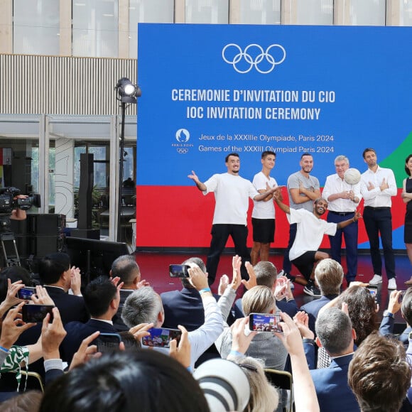 Thomas Bach Président du Comité international olympique Amelie Oudea-Castera Ministre des Sports et des Jeux olympiques et paralympiques et Tony Estanguet - Cérémonie de remise des invitations officielles pour les Jeux de Paris 2024, le 27 juillet 2023. © Jonathan Rebboah / Panoramic / Bestimage