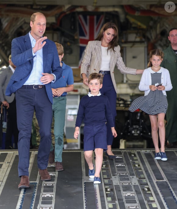 Le prince William, prince de Galles, et Catherine (Kate) Middleton, princesse de Galles, avec leurs enfants le prince George de Galles, et la princesse Charlotte de Galles, lors d'une visite au Royal International Air Tattoo (RIAT) à RAF Fairford, le 14 juillet 2023. 