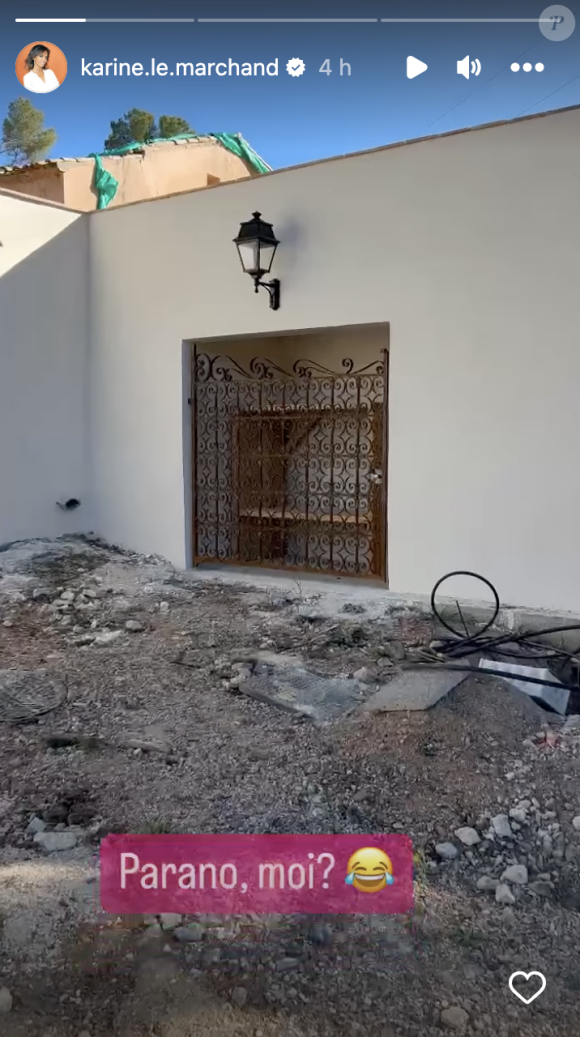 Sur Instagram, elle partage une vidéo de sa boîte à colis située à l'extérieur.
Karine Le Marchand présente l'évolution du chantier de sa maison à Aix-en-Provence, le 27 octobre 2023 sur Instagram.