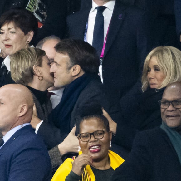 La princesse Charlene de Monaco, Le président Emmanuel Macron et Brigitte Macron - La princesse Charlene de Monaco laisse éclater sa joie lors de la victoire de l'Afrique du Sud à la finale de la coupe du monde de rugby au stade de France le 28 octobre 2023. © Cyril Moreau / Bestimage 