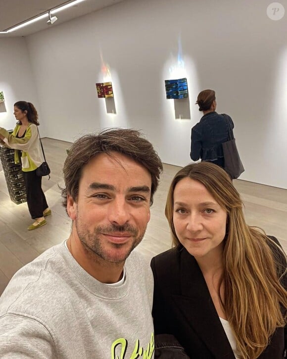 Sur Instagram, il partage ainsi une photo de lui dans une galerie d'art, accompagné d'une amie. Un détail interpelle : Julian Bugier a une barbe.
Julian Bugier s'affiche séduisant et barbu sur Instagram.