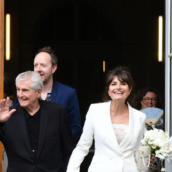 Tout ce beau monde entourait le cinéaste lorsqu'il a épousé Valérie Perrin.
Claude Lelouch et Valérie Perrin - Mariage de Claude Lelouch à la mairie du 18ème à Paris. Le 17 juin 2023 