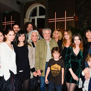 Claude Lelouch est le père de 7 enfants : Simon, Sarah, Salomé, Sabaya, Sachka, Shaya et enfin Stella Lelouch.
Claude Lelouch avec sa compagne Valérie Perrin, sa soeur Martine Lelouch, ses filles Stella Lelouch, Shaya Lelouch, Sabaya Lelouch, Salome Lelouch, Sarah Lelouch, ses fils Sachka Lelouch, Simon Lelouch et ses petits enfants - Le réalisateur français C. Lelouch célèbre ses 80 ans au restaurant Victoria à Paris, France © Coadic Guirec/Bestimage