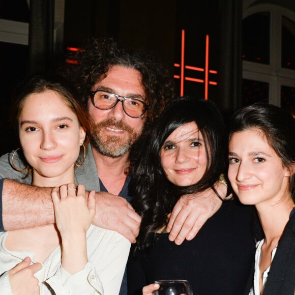 Semi-exclusif - Simon Lelouch avec ses soeurs Shaya Lelouch, Salomé Lelouch et Sabaya Lelouch - Le réalisateur français C. Lelouch célèbre ses 80 ans au restaurant Victoria à Paris, France, le 30 octobre 2017. © Coadic Guirec/Bestimage  (No Web No Blog pour la Belgique et la Suisse) Semi-Exclusive - Celebs attending C. Lelouch celebrates his 80th Birthday at Restaurant Victoria in Paris, France on October 30, 2017. 