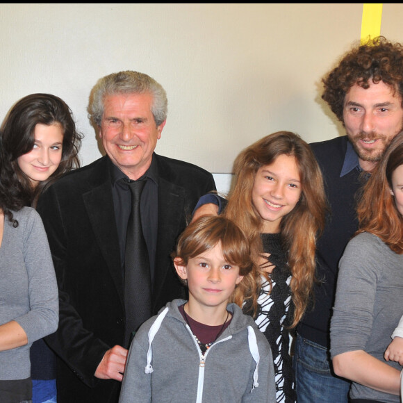 CLAUDE LELOUCH ENTOURE PAR DES ENFANTS ET PETITS ENFANTS : SACHKA, SALOME, CHAYA, LOAN, STELLA, SIMON & TERENCE - LE REALISATEUR CLAUDE LELOUCH RECOIT LA MEDAILLE GRAND VERMEIL DE LA VILLE DE PARIS A L'HOTEL DE VILLE . 