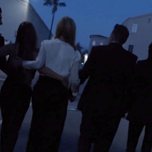 L'épisode spécial de Friends avec les six acteurs originaux après 17 ans d'absence sera mis en ligne sur HBO le 27 mai . Avec eux, de nombreux guests seront présents : Justin Bieber, Lady Gaga, David Beckham...  BGUK_2125364 - Los Angeles, CA - Brief 40 second trailer finally reveals an air date for HBO Max's highly anticipated Friends: The Reunion special. The clip features all six original cast members - Jennifer Aniston, Courteney Cox, Lisa Kudrow, Matt LeBlanc, Matthew Perry and David Schwimmer - walking together on the Warner Bros lot. But fans don't get a glimpse of their faces - as they are shown from the back walking away from the camera - although they are all linking arms together. After a number of delays, the official reunion special of the Friends cast will be debuting on HBO Max later this month, with the streaming service offering the first tease of the event that has been decades in the making. Not only will the special see the original cast coming together to look back on the sitcom, it will also see a number of special guests sharing insight not only into how the series came to life, but also the personal impact it has left on them all these years later. As confirmed by HBO Max, joining the cast members will be David Beckham, Justin Bieber, BTS, James Corden, Cindy Crawford, Cara Delevingne, Lady Gaga, Elliott Gould, Kit Harington, Larry Hankin, Mindy Kaling, Thomas Lennon, Christina Pickles, Tom Selleck, James Michael Tyler, Maggie Wheeler, Reese Witherspoon, and Malala Yousafzai. The Friends: The Reunion debuts on HBO Max on May 27, 2021.