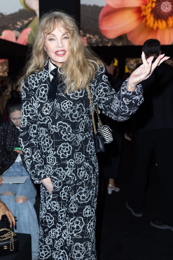 Arielle Dombasle - Photocall du défilé de mode printemps-été 2024 "Chanel" au Grand Palais Ephémère lors de la fashion week de Paris. Le 3 octobre 2023 © Olivier Borde / Bestimage