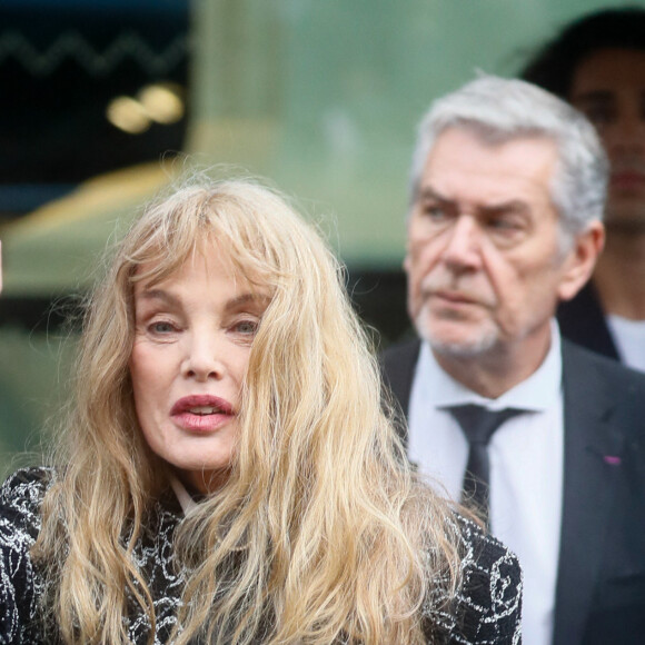 Arielle Dombasle - Personnalités au défilé de mode Chanel collection prêt à porter printemps / été 2024 à Paris le 3 octobre 2023. © Christophe Clovis / Bestimage