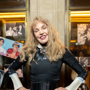 Arielle Dombasle - Photocall du défilé Etam Live Show 2023 au Palace à Paris le 26 septembre 2023. © Tiziano Da Silva / Bestimage