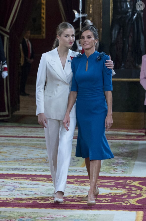 La jeune fille qui fêtait ses 18 ans le même jour rayonnait dans un tailleur pantalon immaculé de la marque Sastreria Serna
La princesse Leonor, La reine Letizia d'Espagne - La famille royale d'Espagne arrive au déjeuner au palais royal, à la suite de la cérémonie de serment de la princesse Leonor à Madrid, le 31 octobre 2023. La Princesse des Asturies a prêté serment aujourd'hui devant le parlement espagnol à l'occasion de son 18ème anniversaire. Après cet acte solennel, la Princesse des Asturies a reçu au Palais Royal le collier de Carlos III, la plus haute distinction accordée par l'État espagnol. Après cette récompense, un déjeuner de célébration a eu lieu dans la salle à manger de gala du Palais Royal, en présence de plus de 100 invités, parmi lesquels, outre les trois branches du gouvernement, se trouvent des représentants éminents du des domaines tels que le sport, la société et l'économie. 
