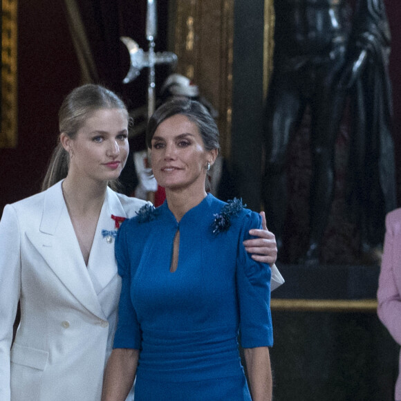 La jeune fille qui fêtait ses 18 ans le même jour rayonnait dans un tailleur pantalon immaculé de la marque Sastreria Serna
La princesse Leonor, La reine Letizia d'Espagne - La famille royale d'Espagne arrive au déjeuner au palais royal, à la suite de la cérémonie de serment de la princesse Leonor à Madrid, le 31 octobre 2023. La Princesse des Asturies a prêté serment aujourd'hui devant le parlement espagnol à l'occasion de son 18ème anniversaire. Après cet acte solennel, la Princesse des Asturies a reçu au Palais Royal le collier de Carlos III, la plus haute distinction accordée par l'État espagnol. Après cette récompense, un déjeuner de célébration a eu lieu dans la salle à manger de gala du Palais Royal, en présence de plus de 100 invités, parmi lesquels, outre les trois branches du gouvernement, se trouvent des représentants éminents du des domaines tels que le sport, la société et l'économie. 