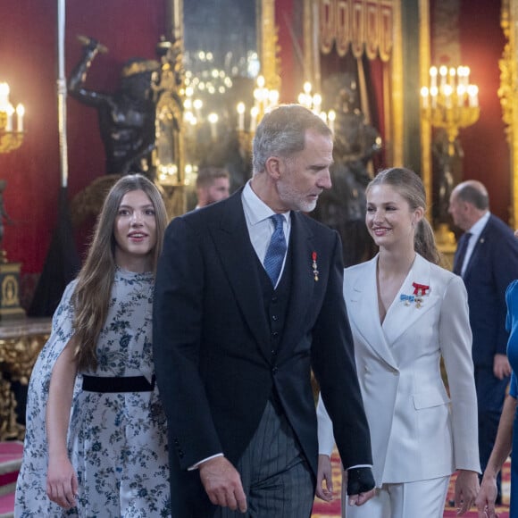 Une étape cruciale passée en compagnie de ses parents Felipe et Letizia et de sa soeur Sofia
L'infante Sofia d'Espagne, La princesse Leonor, La reine Letizia d'Espagne, Le roi Felipe VI d'Espagne - La famille royale d'Espagne arrive au déjeuner au palais royal, à la suite de la cérémonie de serment de la princesse Leonor à Madrid, le 31 octobre 2023. La Princesse des Asturies a prêté serment aujourd'hui devant le parlement espagnol à l'occasion de son 18ème anniversaire. Après cet acte solennel, la Princesse des Asturies a reçu au Palais Royal le collier de Carlos III, la plus haute distinction accordée par l'État espagnol. Après cette récompense, un déjeuner de célébration a eu lieu dans la salle à manger de gala du Palais Royal, en présence de plus de 100 invités, parmi lesquels, outre les trois branches du gouvernement, se trouvent des représentants éminents du des domaines tels que le sport, la société et l'économie. 