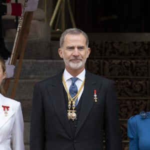 La princesse Leonor, Le roi Felipe VI d'Espagne, La reine Letizia d'Espagne - La princesse Leonor, entourée de la famille royale, quitte le Parlement après avoir prêté serment, à l'occasion de son 18ème anniversaire à Madrid, le 31 octobre 2023. 