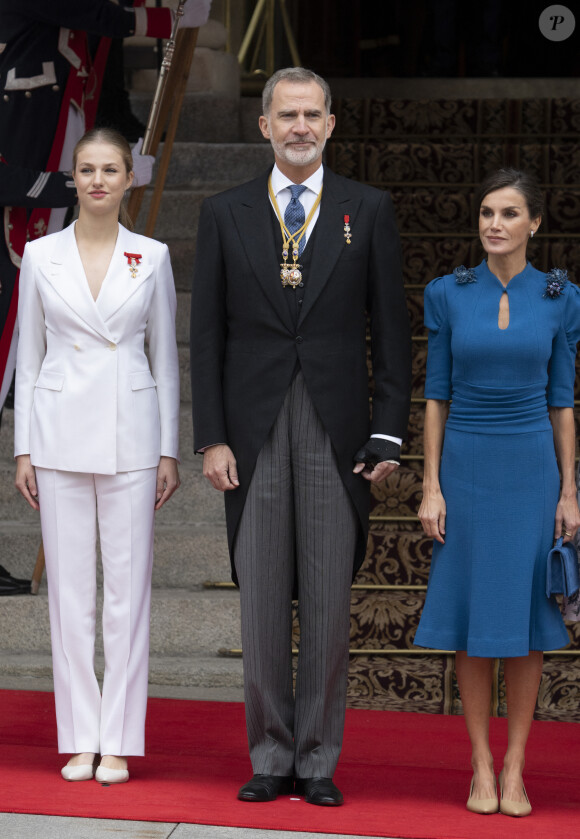 La princesse Leonor, Le roi Felipe VI d'Espagne, La reine Letizia d'Espagne - La princesse Leonor, entourée de la famille royale, quitte le Parlement après avoir prêté serment, à l'occasion de son 18ème anniversaire à Madrid, le 31 octobre 2023. 