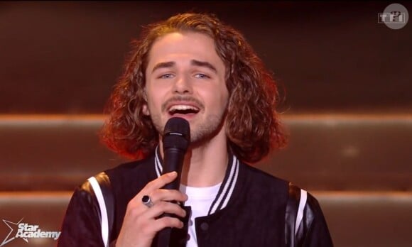 Depuis, il a néanmoins réussi à se lancer dans la musique.
Julien lors du prime de la "Star Academy" du 5 novembre 2022, sur TF1