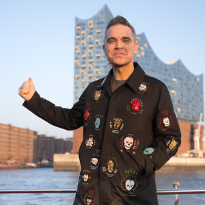 Il y a eu un trouble alimentaire général qui m'a accompagné toute ma vie, c'est un mélange...
Robbie Williams pose devant la Philharmonie de l'Elbe à Hambourg, le 14 novembre 2022.