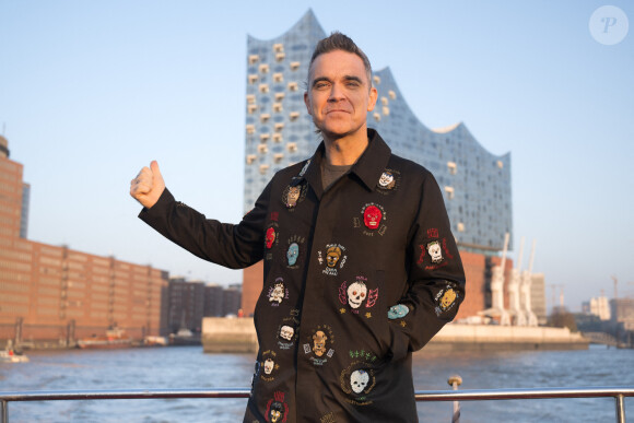 Il y a eu un trouble alimentaire général qui m'a accompagné toute ma vie, c'est un mélange...
Robbie Williams pose devant la Philharmonie de l'Elbe à Hambourg, le 14 novembre 2022.