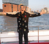 très bientôt disponible sur Netflix. L'occasion d'en savoir davantage sur lui, 
Robbie Williams pose devant la Philharmonie de l'Elbe à Hambourg, le 14 novembre 2022.