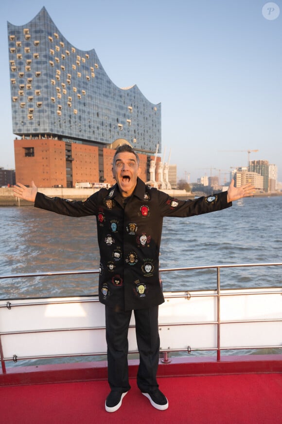très bientôt disponible sur Netflix. L'occasion d'en savoir davantage sur lui, 
Robbie Williams pose devant la Philharmonie de l'Elbe à Hambourg, le 14 novembre 2022.