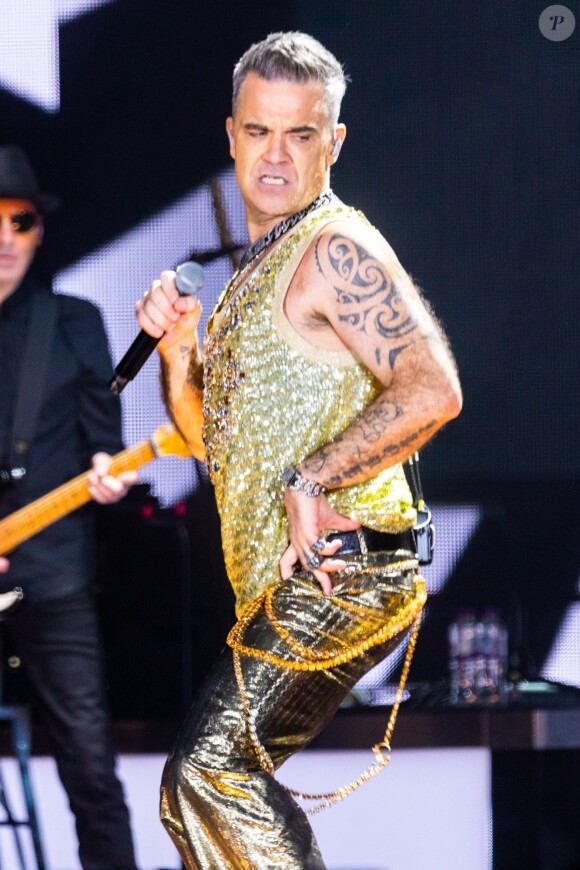ne mangeait qu'une banane par jour, survivant avec 90 calories.
Concert de Robbie Williams à Birmingham dans le cadre de sa tournée pour les 25 ans de carrière solo le 15 octobre 2022. 