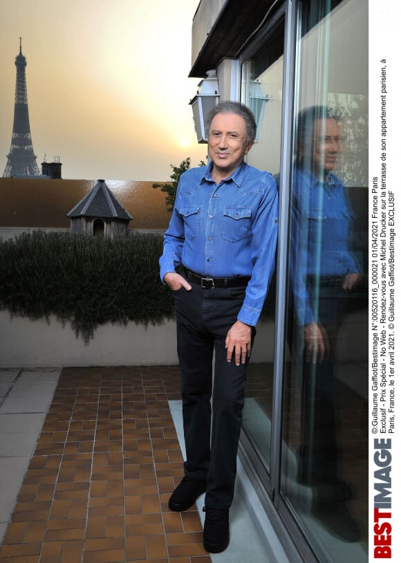Michel Drucker habite un superbe appartement situé dans un très chic quartier de Paris.
Rendez-vous avec Michel Drucker sur la terrasse de son appartement parisien, à Paris, France. © Guillaume Gaffiot/Bestimage