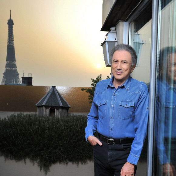 Michel Drucker habite un superbe appartement situé dans un très chic quartier de Paris.
Rendez-vous avec Michel Drucker sur la terrasse de son appartement parisien, à Paris, France. © Guillaume Gaffiot/Bestimage