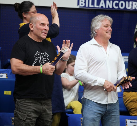 Denis Charvet et Vincent Moscato - Les célébrités assistent au match de basketball "Boulogne Metropolitans 92 - Asvel (75 - 69)" au Palais des sports Marcel-Cerdan à Levallois-Perret, le 28 mai 2023. © Jonathan Rebboah / Panoramic / Bestimage