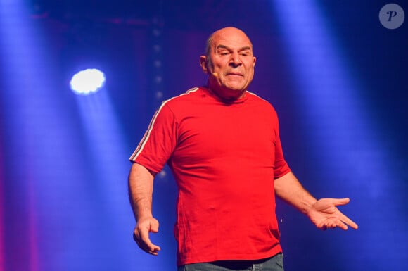 Exclusif - Vincent Moscato sur scène lors de la représentation exceptionnelle de son spectacle "Complètement Jojo" au théâtre du Gymnase. Paris, le 10 avril 2019. © Guirec Coadic/Bestimage