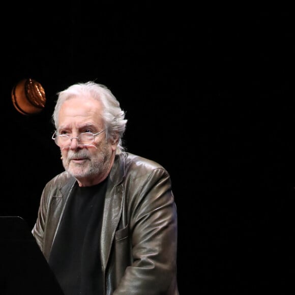 Pierre Arditi sur scène - Pour ses Adieux au Théâtre du Rond-Point qu'il a dirigé 20 ans, Jean-Michel Ribes a reçu les hommages et les remerciements des comédiens qui ont joué sur cette scène. Paris, France, le 12 Décembre 2022. © Bertrand Rindoff / Bestimage