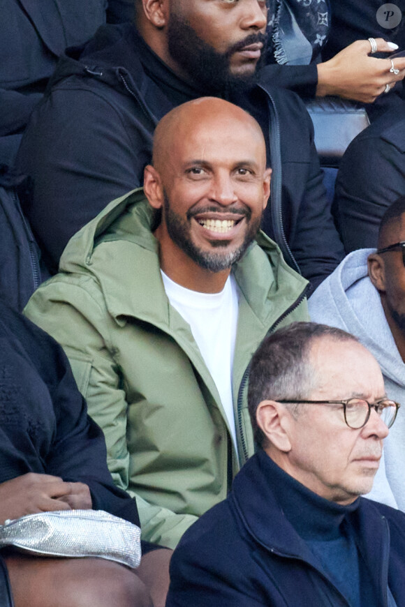 Joel Bouraïma Alias Coach Joe ( coach sportif de la Star Academy 10 et de la famille Kardashian) en tribune lors du match de championnat de Ligue 1 Uber Eats opposant le Paris Saint-Germain (PSG) à l'AJ Auxerre au Parc des Princes à Paris, France. Le PSG a gagné 5-0. © Cyril Moreau/Bestimage