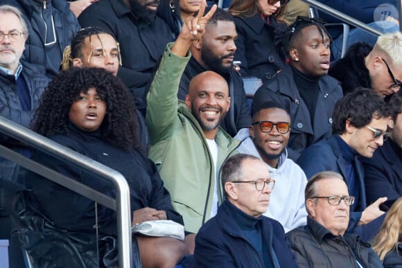 La chanteuse Yseult et Joel Bouraïma Alias Coach Joe ( coach sportif de la Star Academy 10 et de la famille Kardashian) en tribune lors du match de championnat de Ligue 1 Uber Eats opposant le Paris Saint-Germain (PSG) à l'AJ Auxerre au Parc des Princes à Paris, France, le 13 novembre 2022. Le PSG a gagné 5-0. © Cyril Moreau/Bestimage