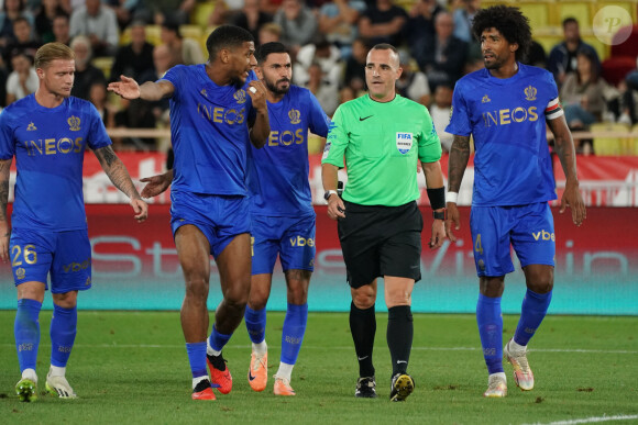 Benoit Millot (arbitre) - Dante (OGC Nice) - Jean Clair Todibo (OGC Nice) - L'OGC Nice remporte la victoire face à Monaco (1 - 0) lors du match de Ligue 1, le 22 septembre 2023. © Norbert Scanella / Panoramic / Bestimage