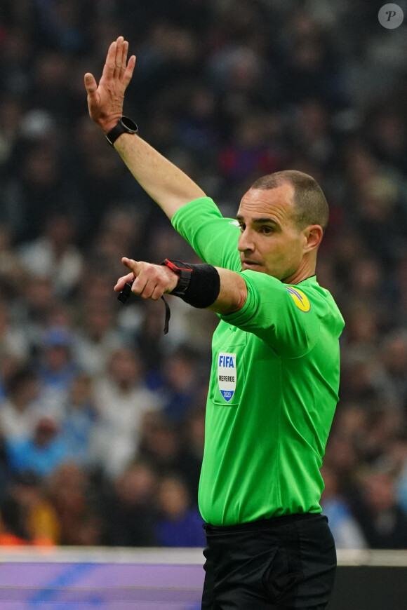 Benoit Millot (arbitre) lors du match de Ligue 1 Uber Eats "Marseille - Troyes (3-1)" au stade Vélodrome, le 16 avril 2023.