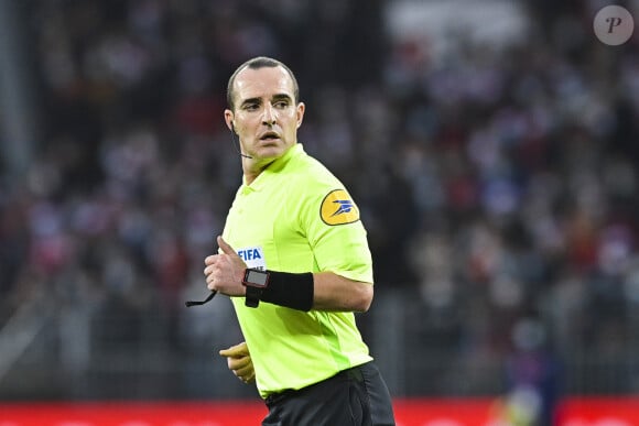 "Benoît Millot va être suspendu 6 mois de toutes fonctions arbitrales pour son dégradé réalisé à la scie-sauteuse", lance un compte parodique
 
Benoit Millot - arbitre - Football - Match de Ligue 1 Uber Eats: Brest vs Montpellier (0-4) ©JB Autissier/Panoramic/Bestimage