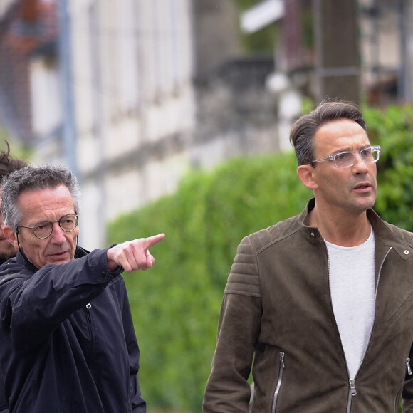 Exclusif - Le presentateur tv Julien Courbet fait equipe avec Patrice Leconte à la camera pour la realisation du prochain episode de ses aventures dans la saga de publicites pour les portes et fenetres "Art et fenêtre" que Julien Courbet interprete depuis le debut. Cet episode est filmé à Perigueux, le 31 mai 2016 et sera en passage tv debut septembre. © Patrick Bernard- Arnaud Loth / Bestimage