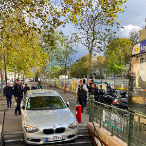 "Confondre bouche de métro et entrée de parking : la photo insolite du jour..." est-il légendé. Plus de peur que de mal !