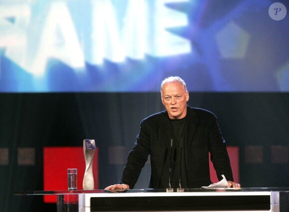 Après avoir attaqué pour ses royalties, Pink Floyd (photo : David Gilmour) poursuit EMI pour interdire la commercialisation online de ses morceaux...