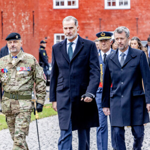 Actuellement, le souverain fait voir du pays au roi d'Espagne Felipe VI et son épouse Letizia.
Le roi Felipe VI d'Espagne et Le prince Frederik de Danemark - Le roi Felipe VI et la reine Letizia d'Espagne, Le prince Frederik et la princesse Mary de Danemark lors d'un dépôt de gerbes à la Citadelle à Copenhague, le 7 novembre 2023.
