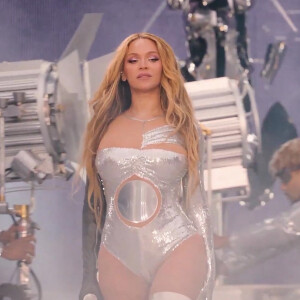 Beyoncé est entourée de professionnels sur scène.
Beyoncé lors de son Renaissance World Tour.