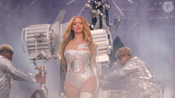 Beyoncé est entourée de professionnels sur scène.
Beyoncé lors de son Renaissance World Tour.