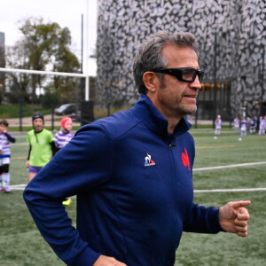 Le sélectionneur de l'équipe de France de rugby Fabien Galthié participe aux entraînements des jeunes du PUC avant de s'exprimer lors de sa conférence de presse très attendue après l’élimination du XV de France en quarts de finale de Coupe du monde face à l’Afrique du Sud, à Paris, France, le 8 novembre 2023. © Federico Pestellini/Panoramic/Bestimage