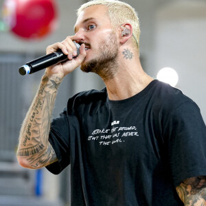 "Elle aurait flashé sur lui quand il a fait sa prestation dans Danse avec les stars", soulignait-on dans le "Mad Mag". "C'est pour l'anniversaire de Caroline qu'ils sont vraiment sortis ensemble."
Matt Pokora (M.Pokora) interprète quelques chansons dans le cadre d'une animation Radio Scoop au Gymnase Mado Bonnet à Lyon le 26 octobre 2023.