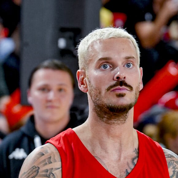 Tony Parker et Matt Pokora (M.Pokora) s'affrontent lors d'un match de basket par équipes dans le cadre d'une animation Radio Scoop au Gymnase Mado Bonnet à Lyon le 26 octobre 2023.